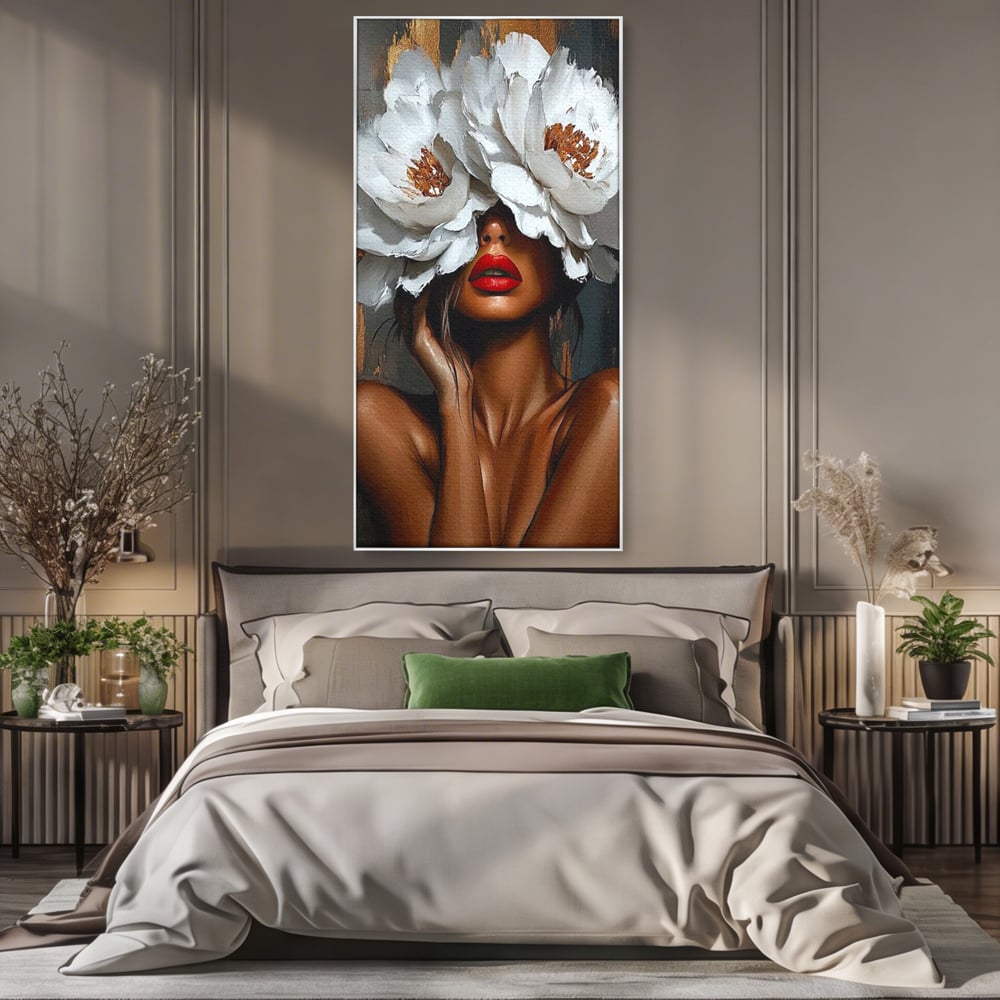 Tablou canvas cu tablou canvas cu portret de femeie, in rama de aluminiu argintiu, pe perete intr-un dormitor